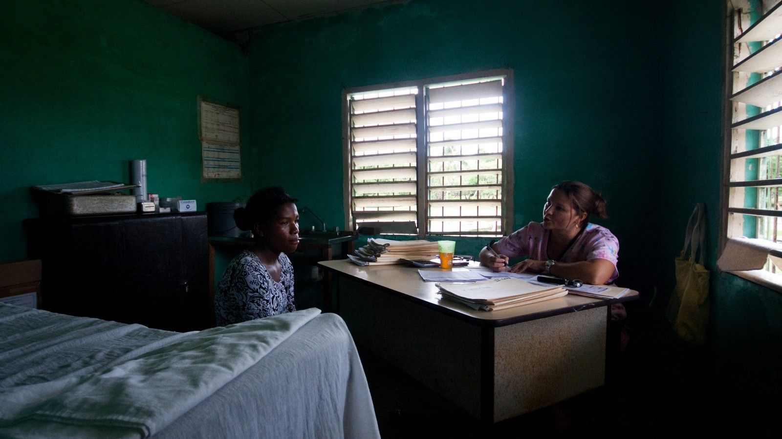 Una mujer habla con su doctora en una clínica rural en Honduras