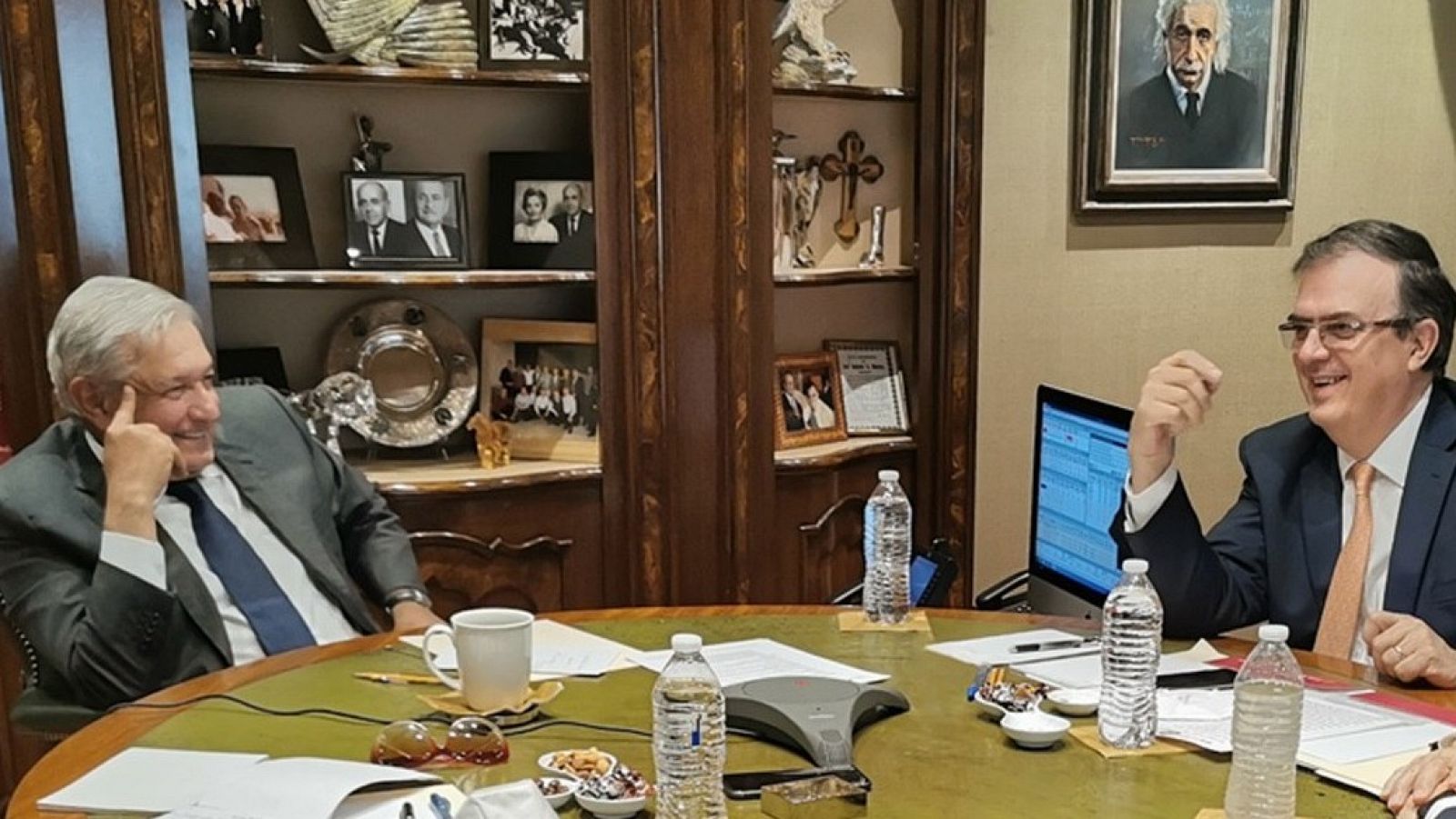 El presidente de México, Andrés Manuel López Obrador (i), junto al secretario de Relaciones Exteriores, Marcelo Ebrard, durante su conversación telefónica con el presidente de Estados Unidos Joe Biden el viernes 22 de enero de 2021