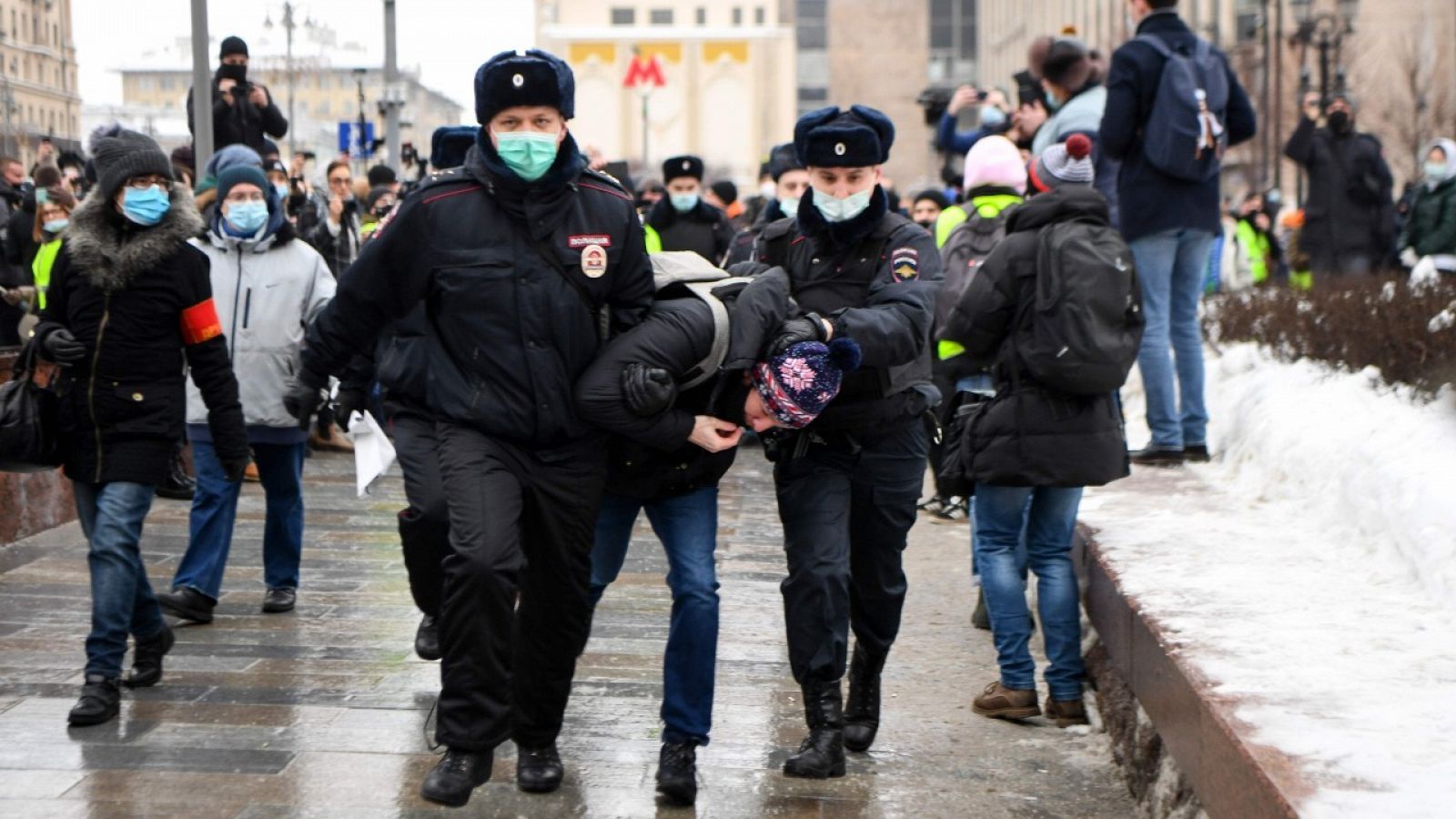 Una persona es arrestada por la policía rusa en una protesta en apoyo al líder Alexéi Navalny