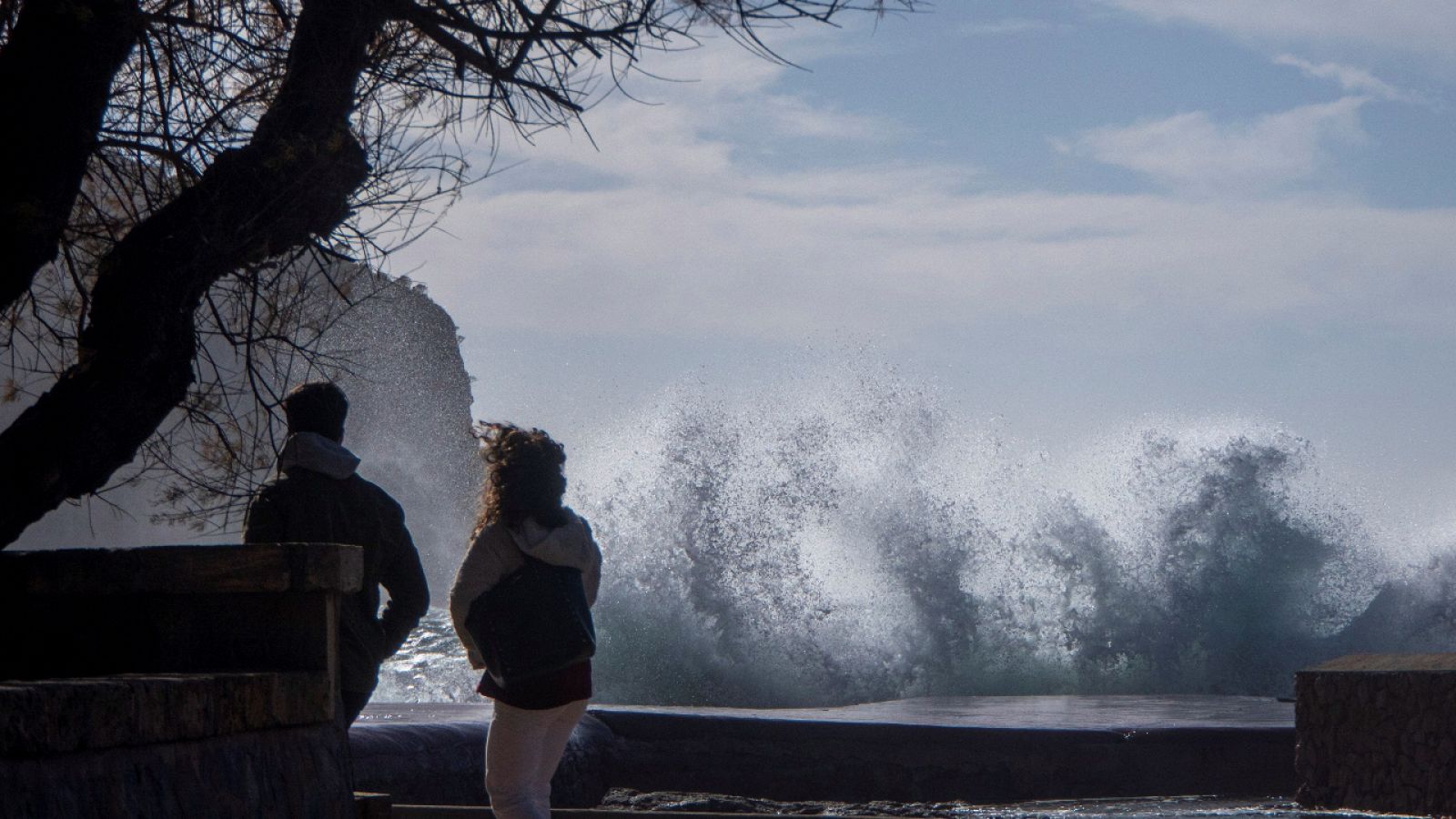 Olas en una zona turística de Baleares