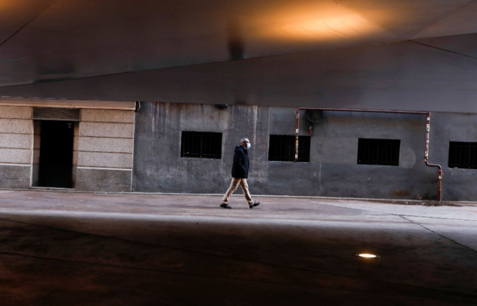 Un hombre pasea por una calle de Madrid. 