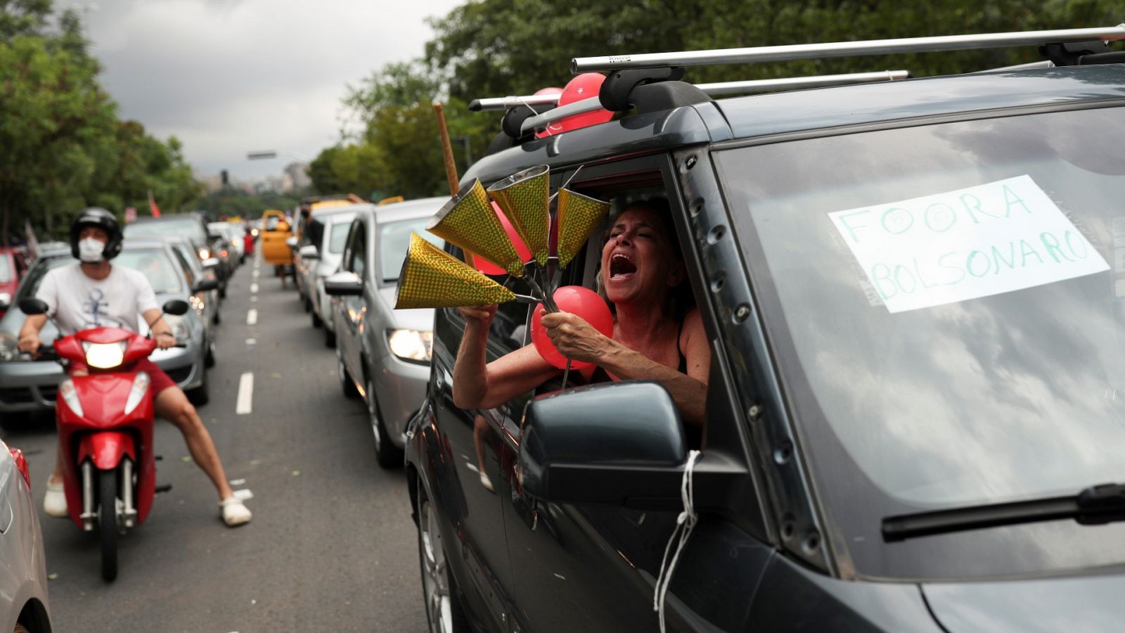 Un grupo de manifestantes protesta contra Bolsonaro a bordo de sus vehículos en las calles de Sao Paulo.