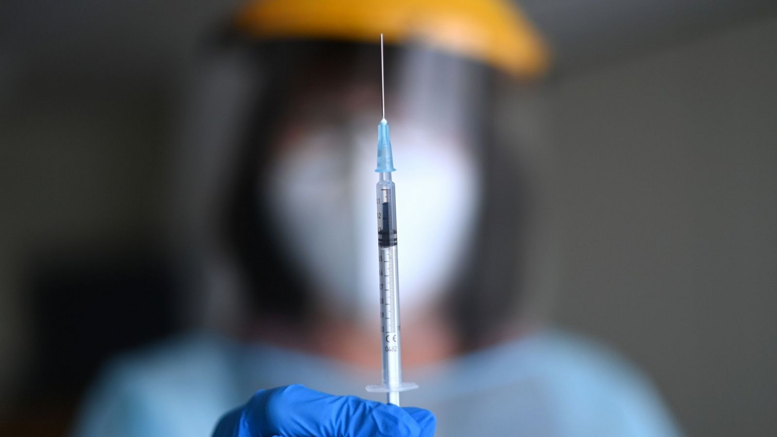 Una enfermera prepara una dosis de la vacuna de Pfizer en una residencia de Froendenberg, en el oeste de Alemania.
