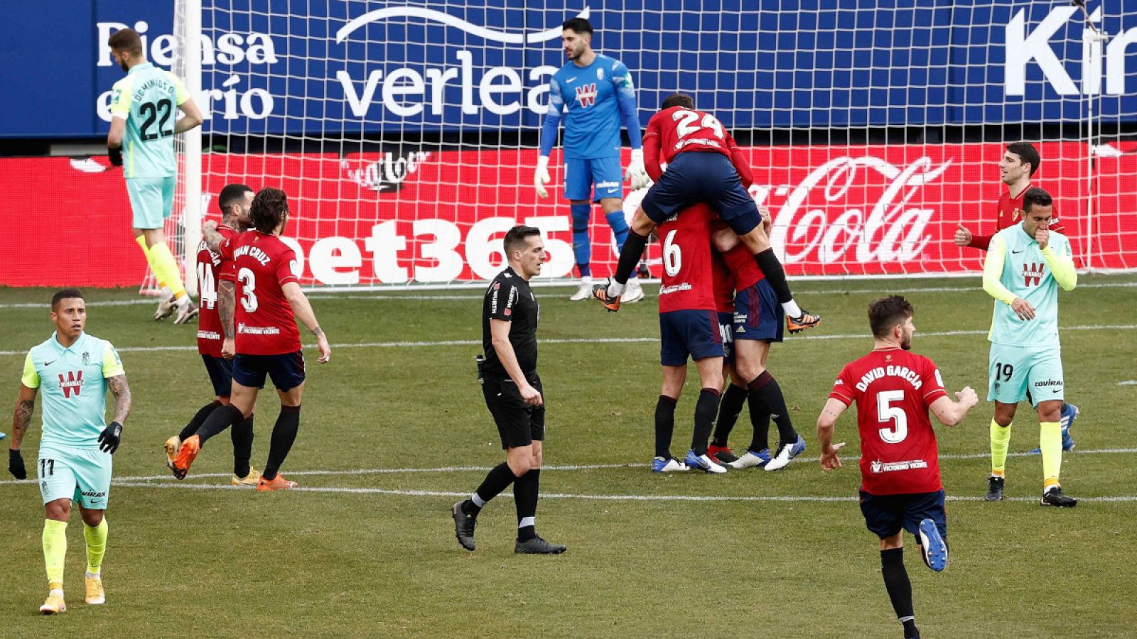 Los jugadores de Osasuna celebra el tercer gol conseguido ante el Granada durante el partido disputado entre ambos equipos este mediodía en el Estadio de El Sadar