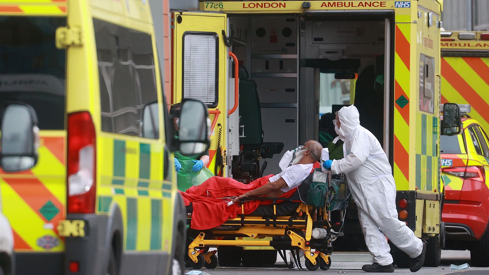 Un sanitario empuja una camilla con un paciente de COVID-19 en el Royal Hospital de Londres, una ciudad desbordada por los contagios.