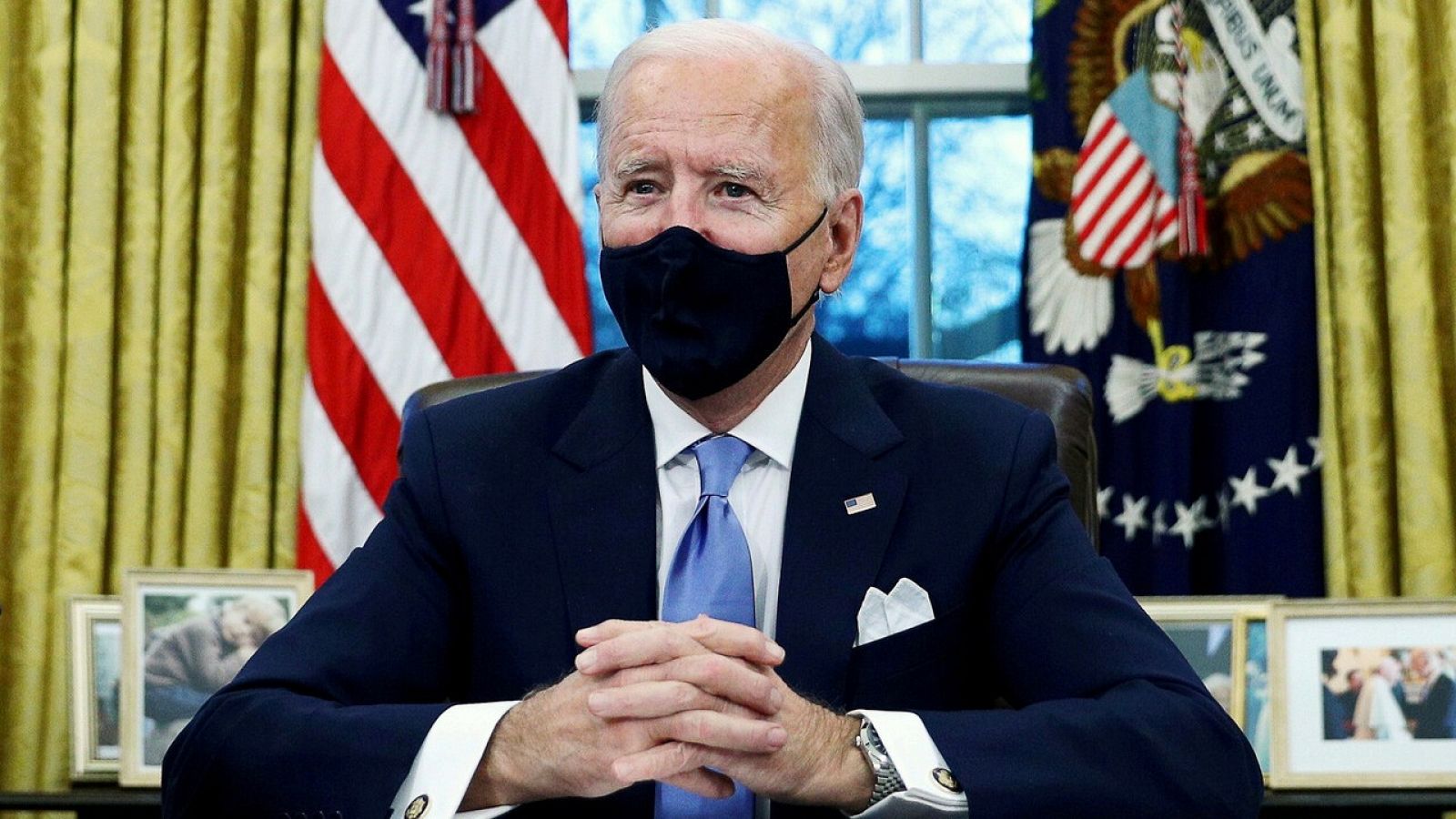 Joe Biden tras firmar las órdenes ejecutivas en el Despacho Oval de la Casa Blanca