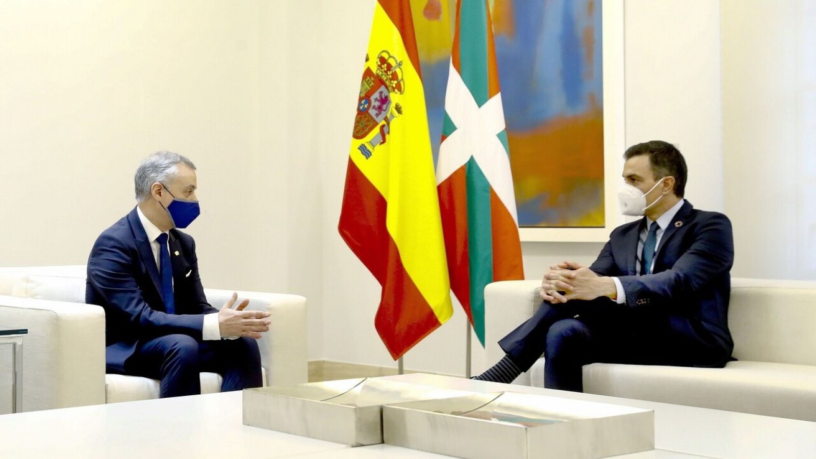 El presidente del Gobierno, Pedro Sánchez,  y el lehendakari, Iñigo Urkullu, conversan durante la reunión mantenida este lunes en el Palacio de la Moncloa