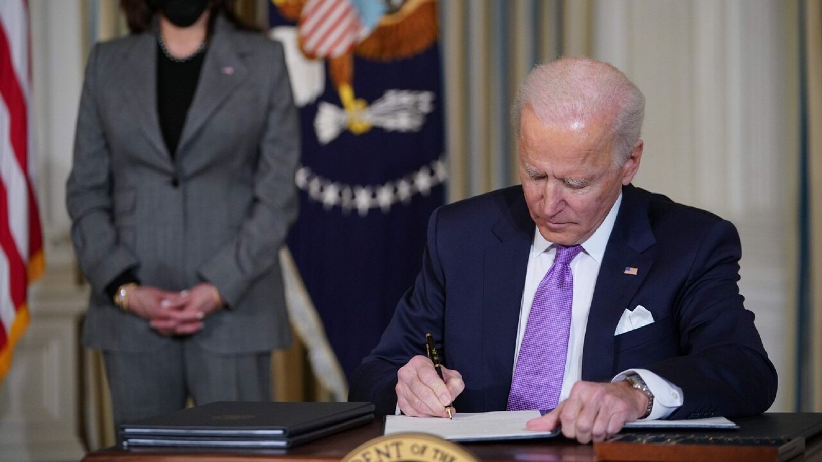 Joe Biden firma órdenes ejecutivas en la Casa Blanca