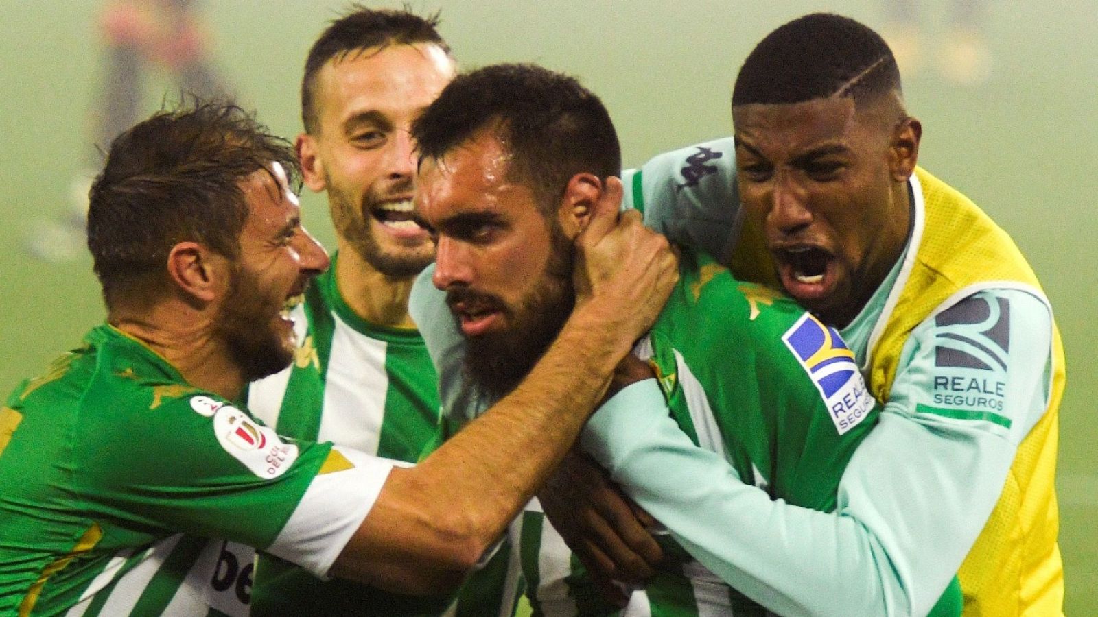 Borja Iglesias celebra su gol ante la Real Sociedad