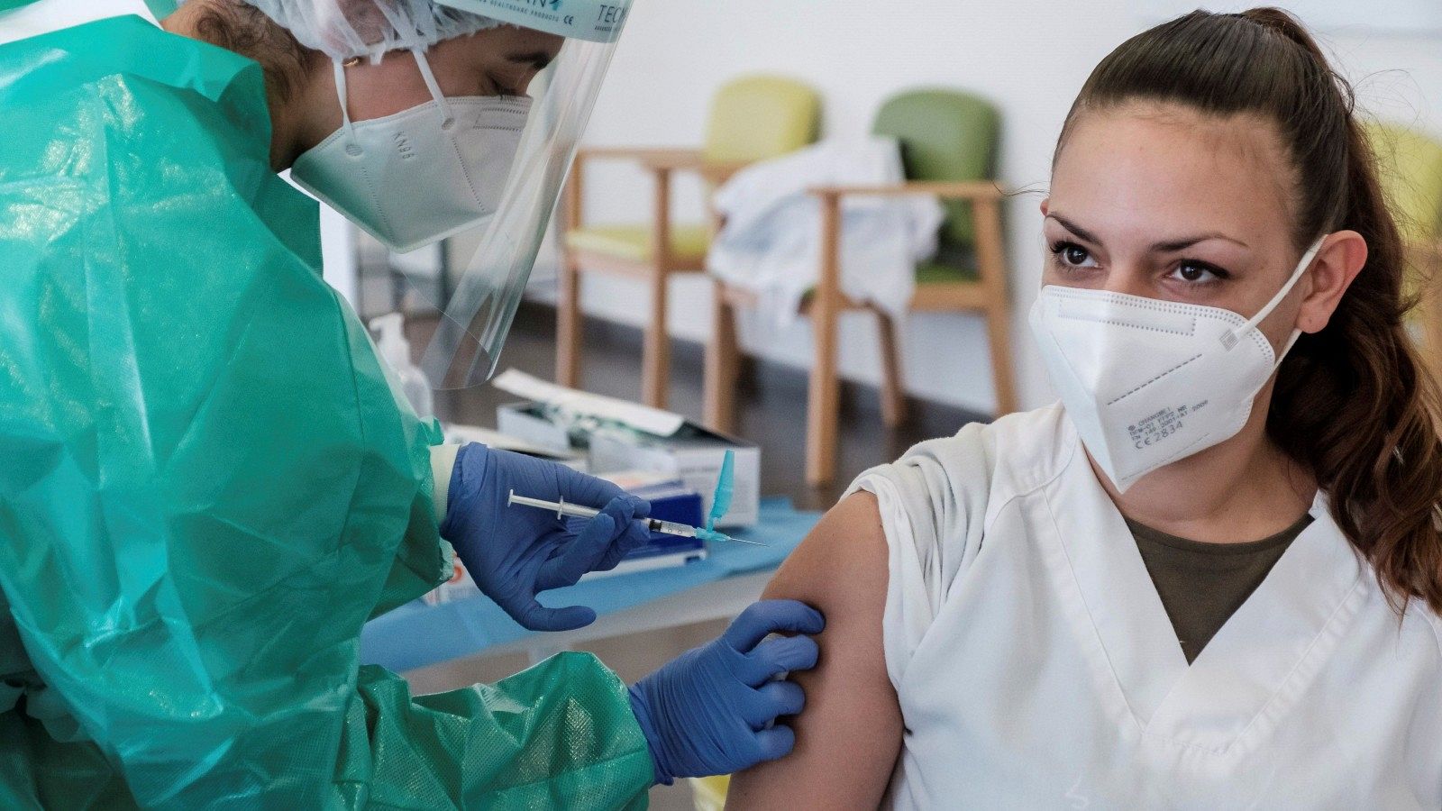 Una trabajadora en la residencia Sa Serra, de Sant Antoni de Portymany (Ibiza), recibe la segunda dosis de la vacuna contra la covid-19, este lunes