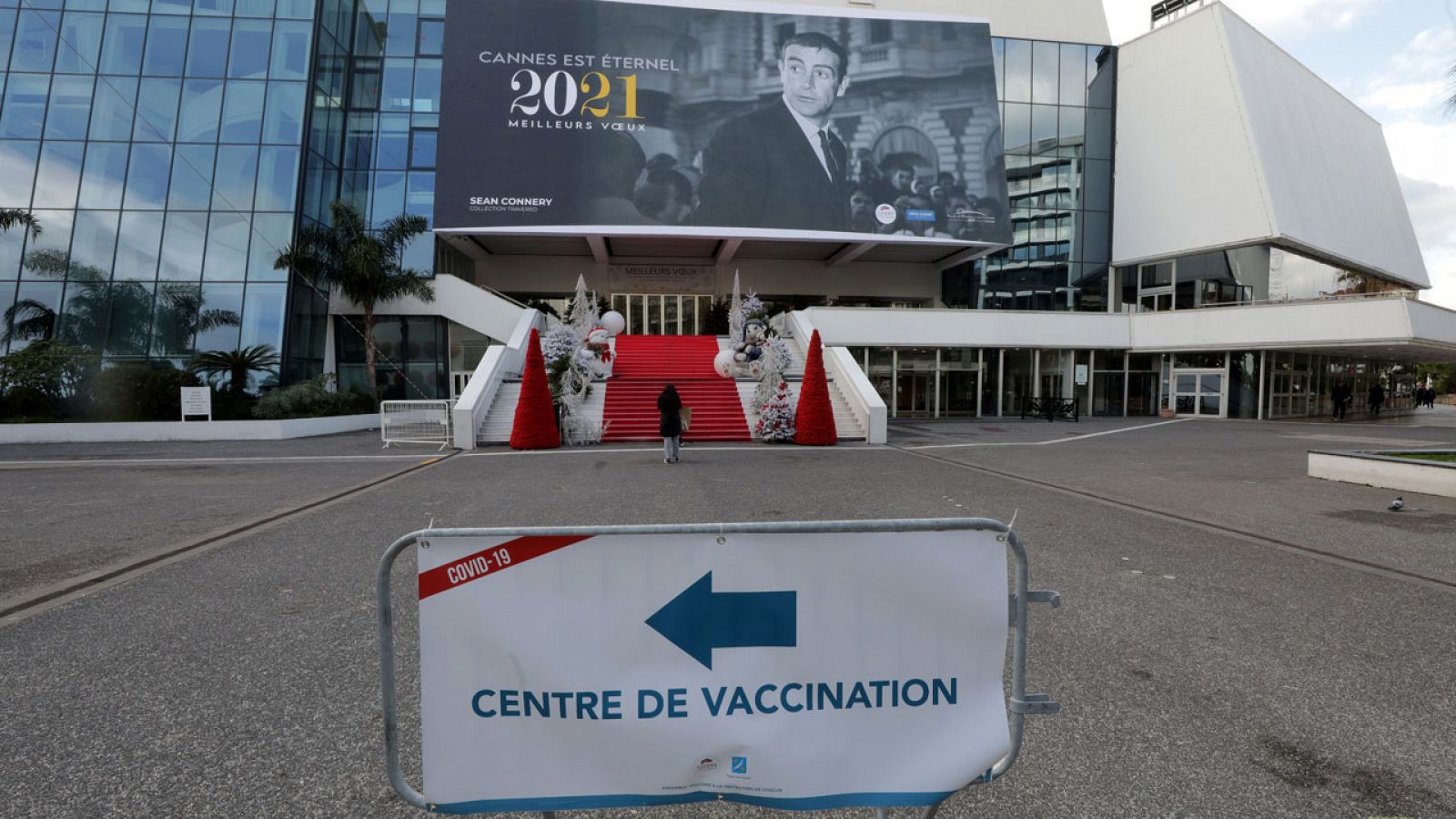 El palacio del Festival de Cannes, convertido estos días en centro de vacunación.