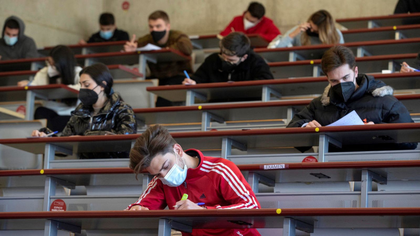 Alumnos se examinan en un aula universitaria