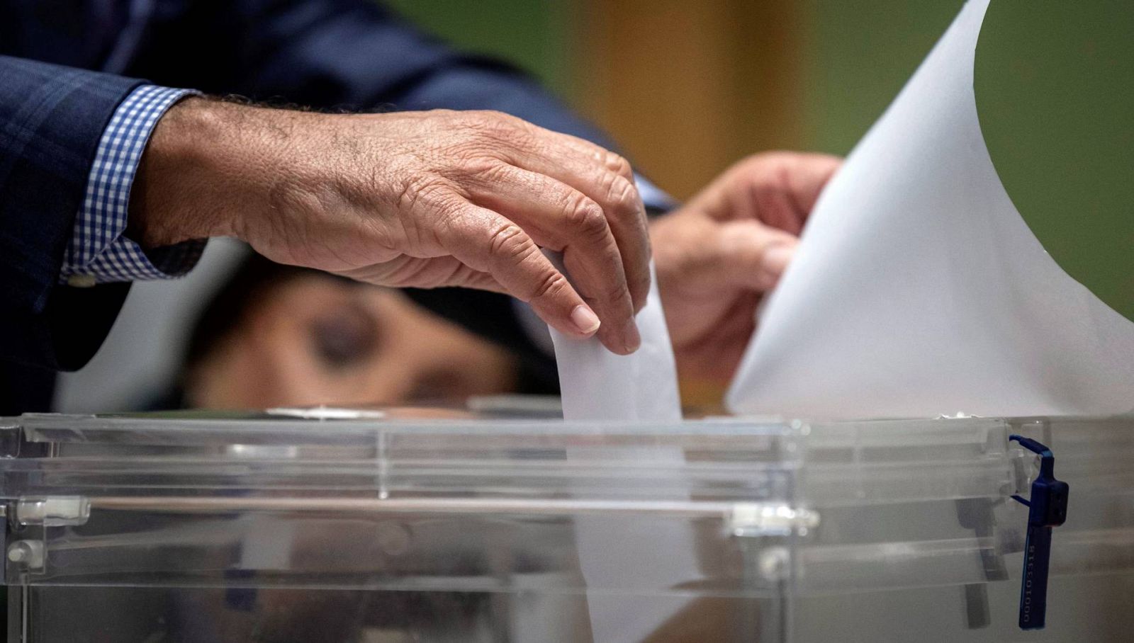 El presidente de una mesa electoral introduce un voto en una urna durante las pasadas elecciones autonómicas