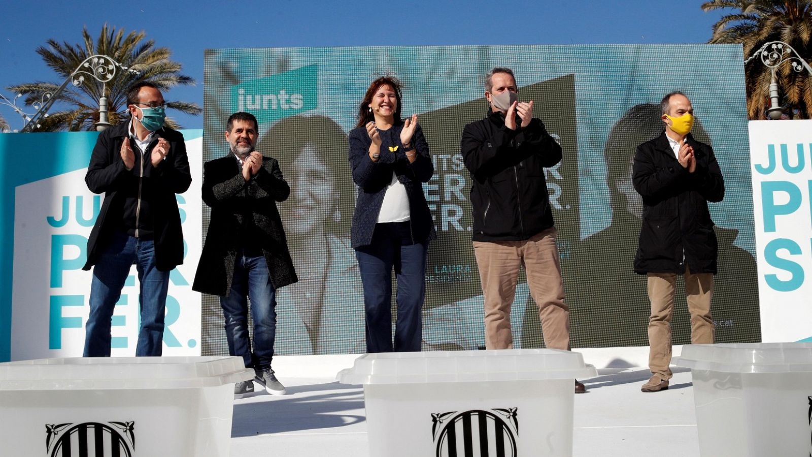 La candidata de JxCat, Laura Borràs, junto a los presos independentistas de su partido en un mitin en Barcelona.