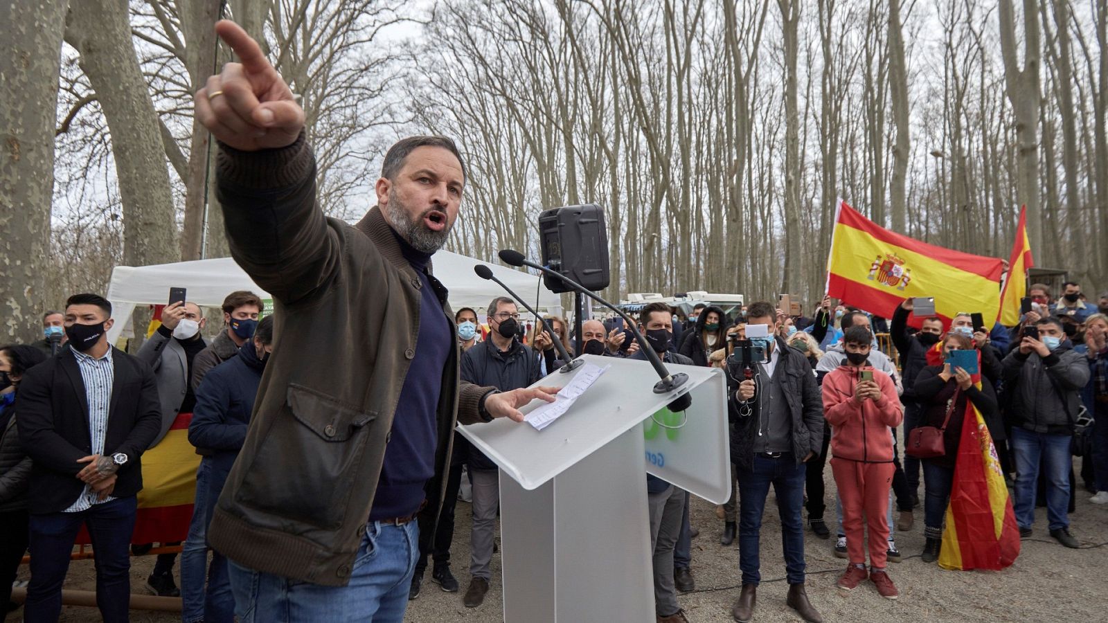 El líder de Vox, Santiago Abascal, interviene durante el acto electoral celebrado en el parque de la Dehesa de Girona.