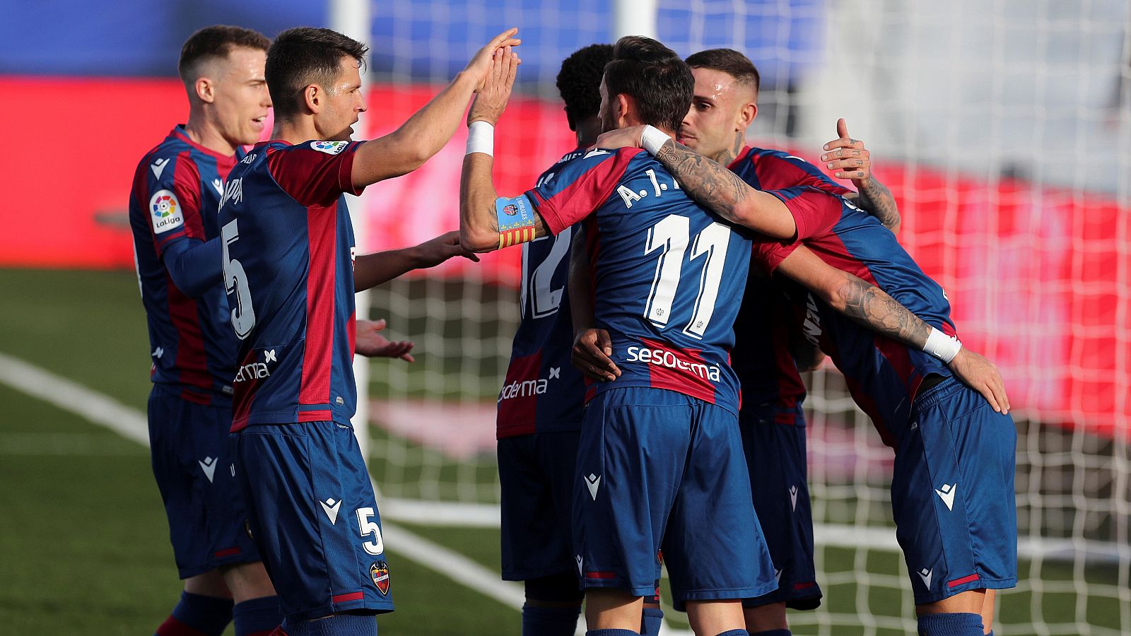El jugador del Levante José Luis Morales celebra su gol contra el Real Madrid con sus compañeros.