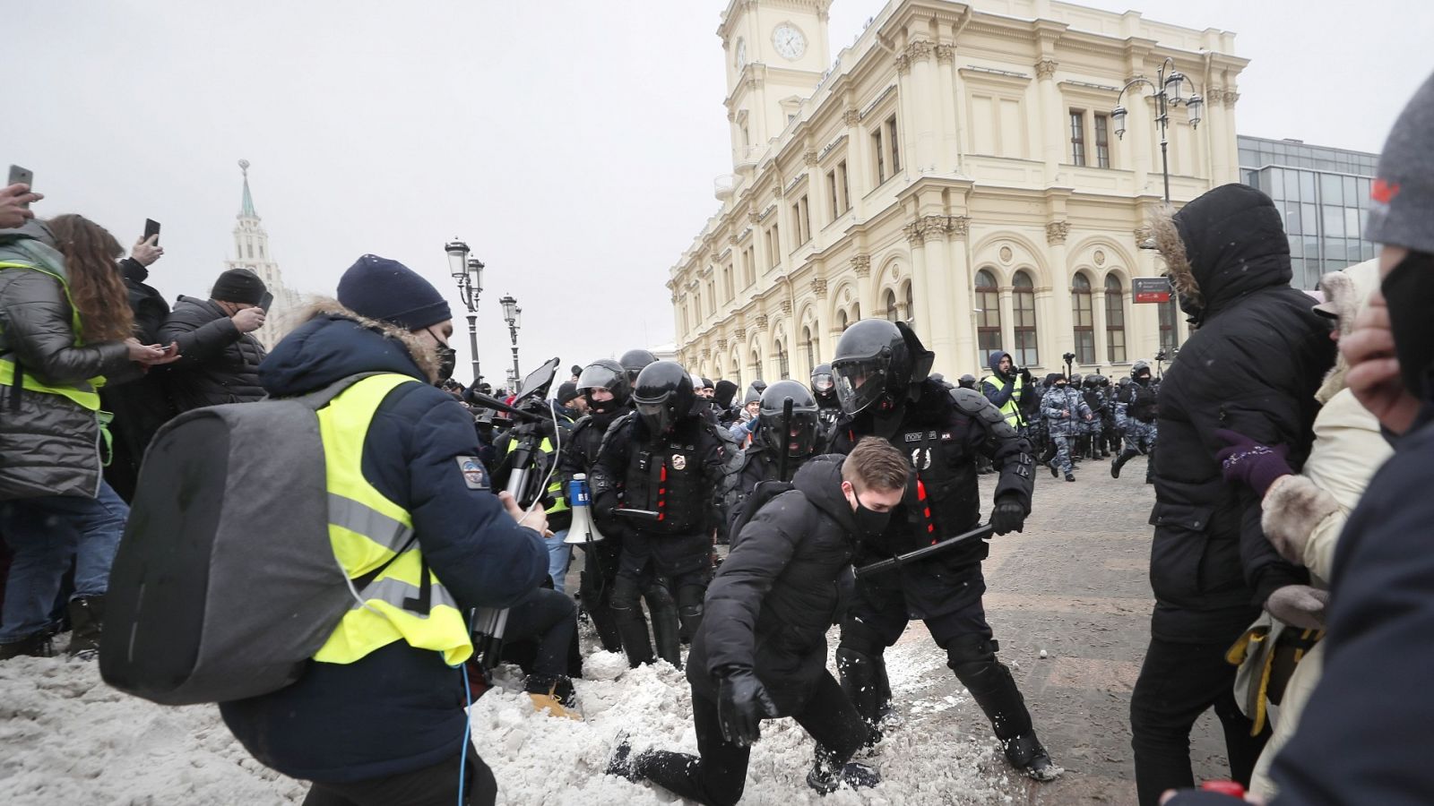 Agentes de policía detienen a un manifestante durante las protestas a favor de Navalny en Moscú