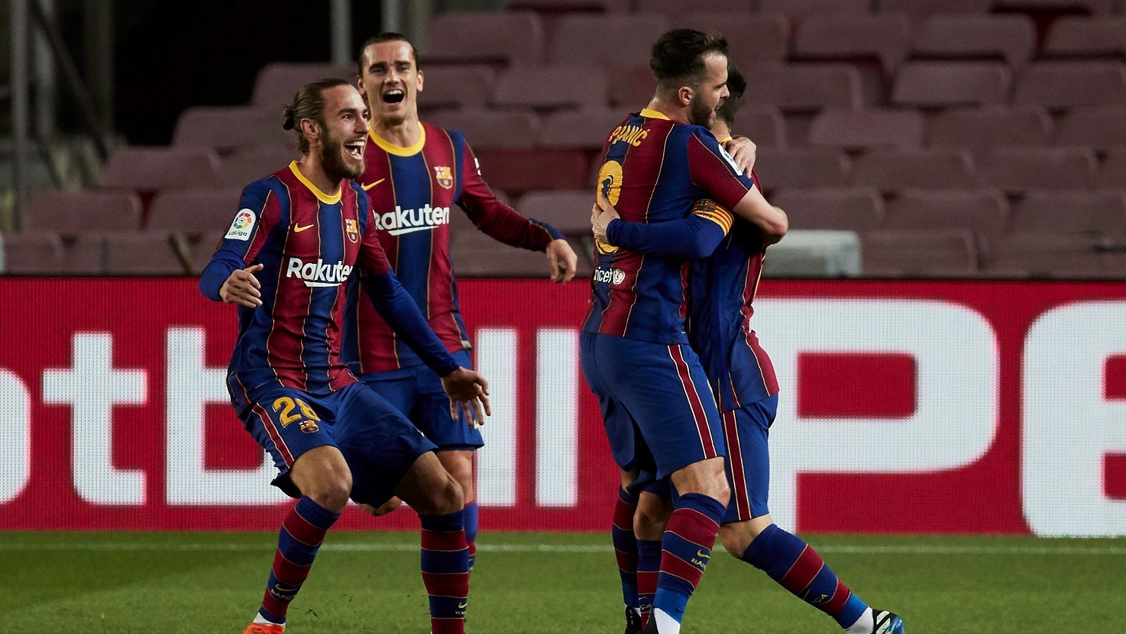 Los jugadores del Barça celebran con Messi el gol del argentino.