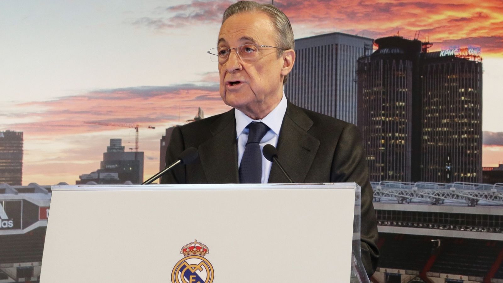 El presidente del Real Madrid, Florentino Pérez, durante una asamblea de socios del Madrid.