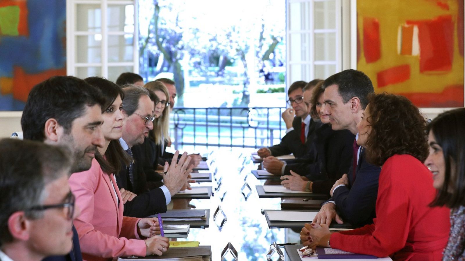 Una imagen de la primera reunión de la Mesa de Diálogo sobre Cataluña, en la que participaron el presidente del Gobierno, Pedro Sánchez y el entonces presidente de la Generalitat, Quim Torra.