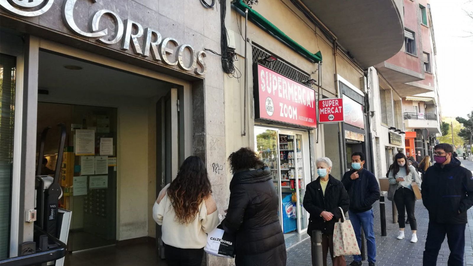 Cues a les oficines de Correus per demanar el vot pel 14-F