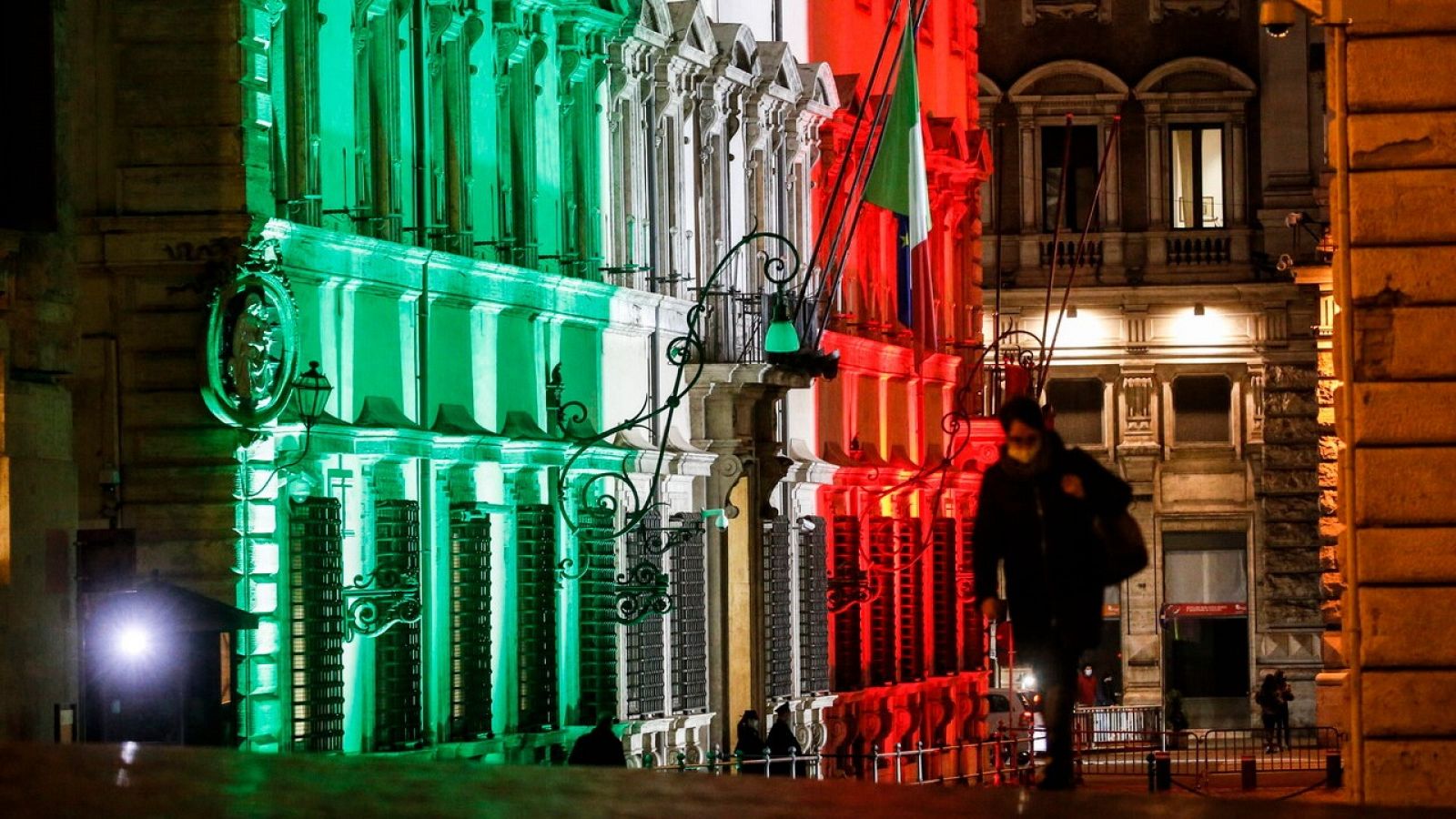 Fachada del Palacio Chigi, sede del Gobierno de Italia, con la bandera nacional.