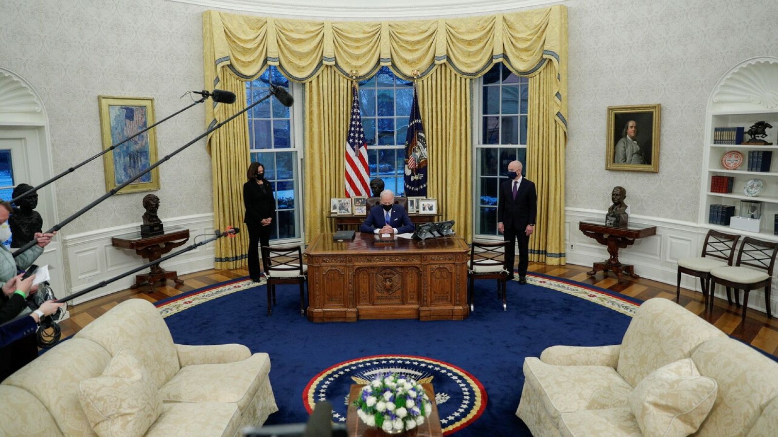 Biden firma una orden ejecutiva para avanzar en la reunificación de familias migrantes