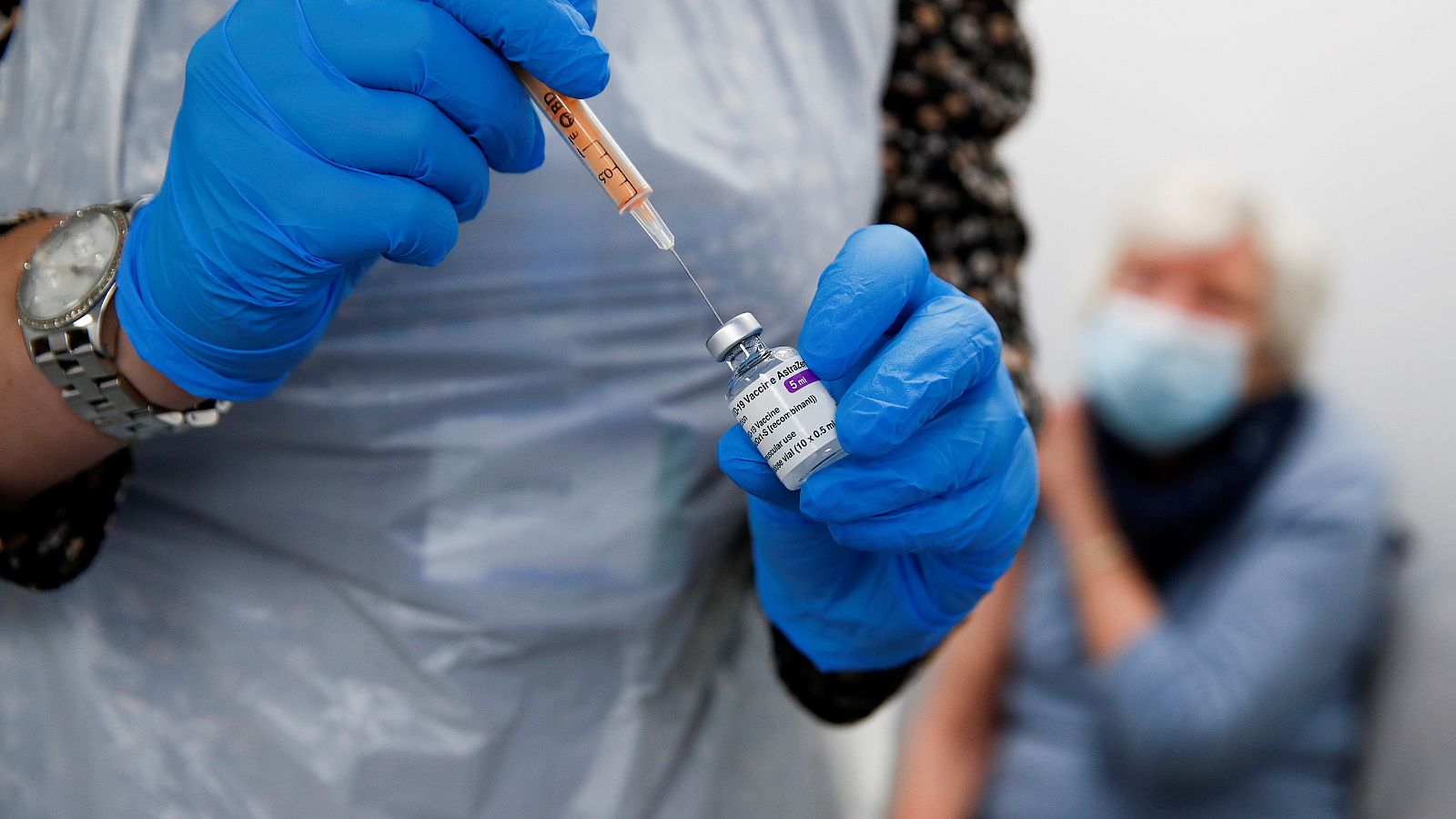 Una trabajadora sanitaria se dispone a administrar la vacuna de Oxford a una anciana en Widnes, Reino Unido.