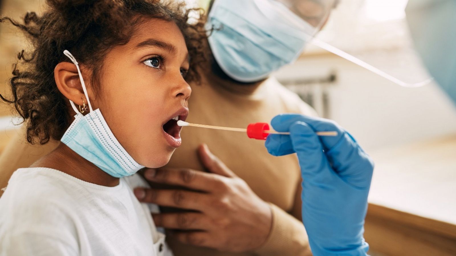 Profesional sanitario toma una muestra para el test virológico de una niña, en una imagen de archivo.