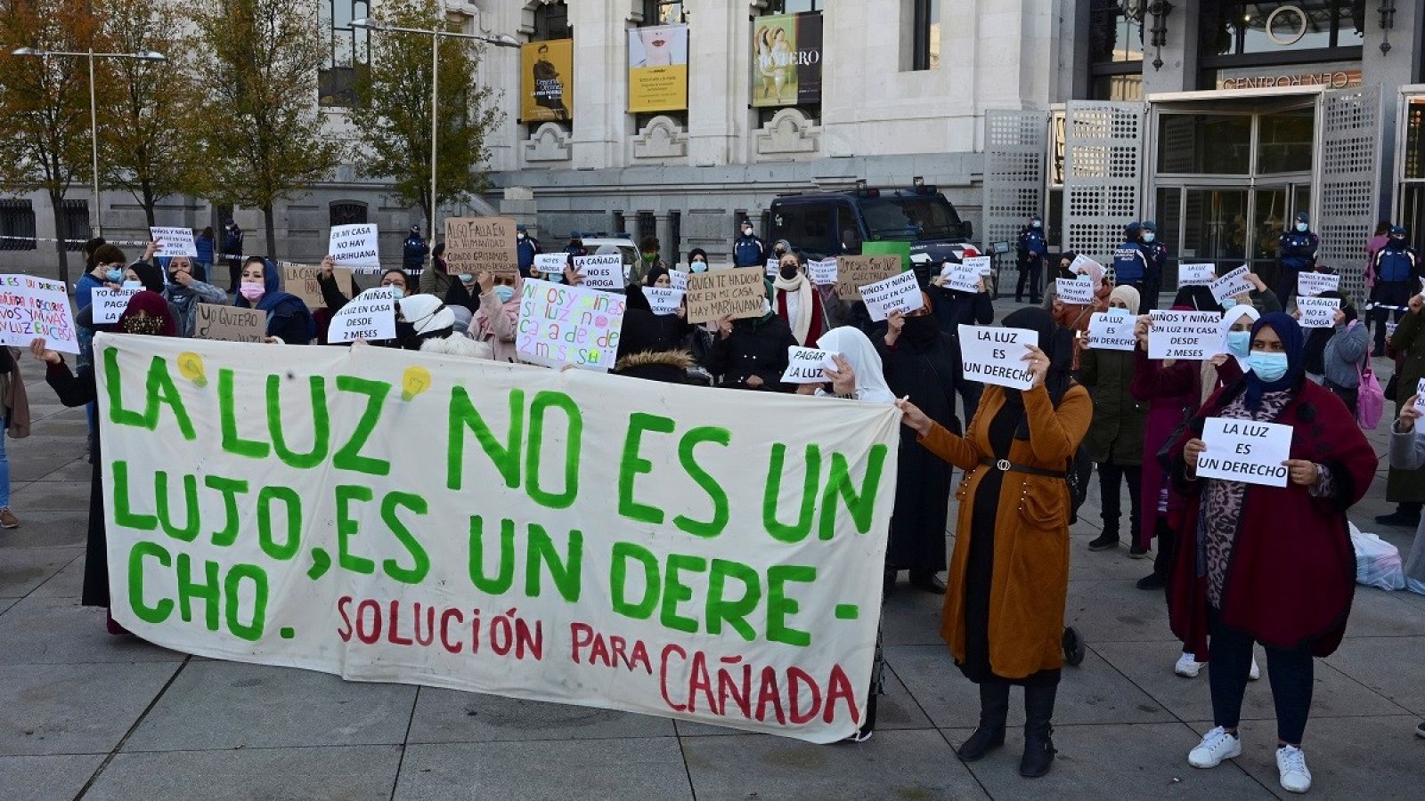 Imagen de archivo de una manifestación de cvcinos del sector 6 de La Cañada Real frente al Ayuntamiento de Madrid.