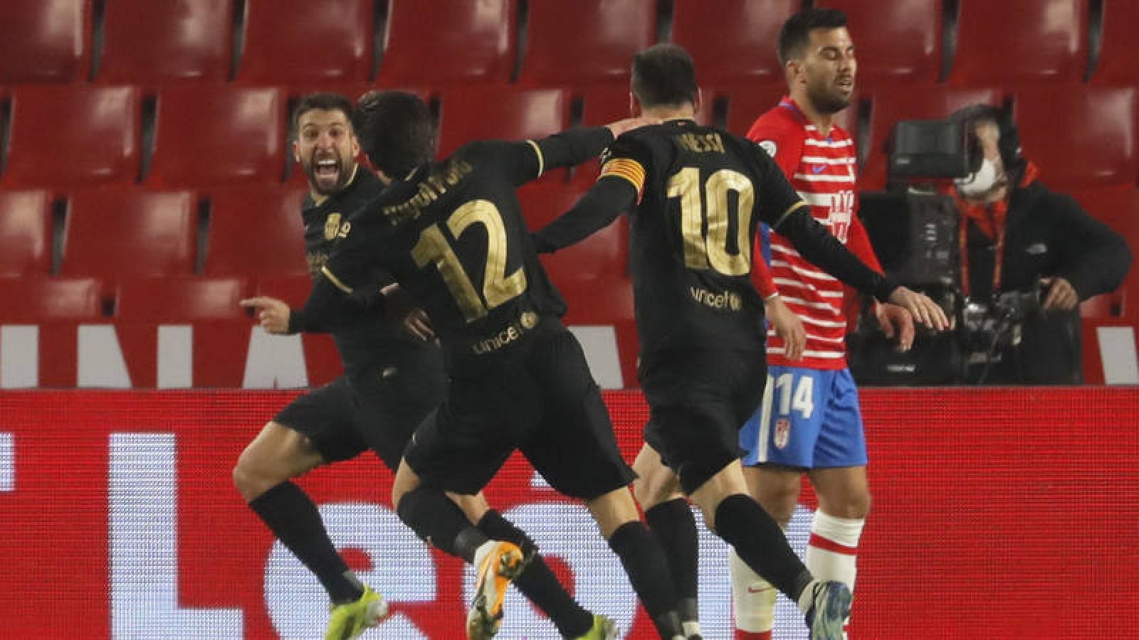 Los jugadores del Barça celebran el gol del empate de Jordi Alba.
