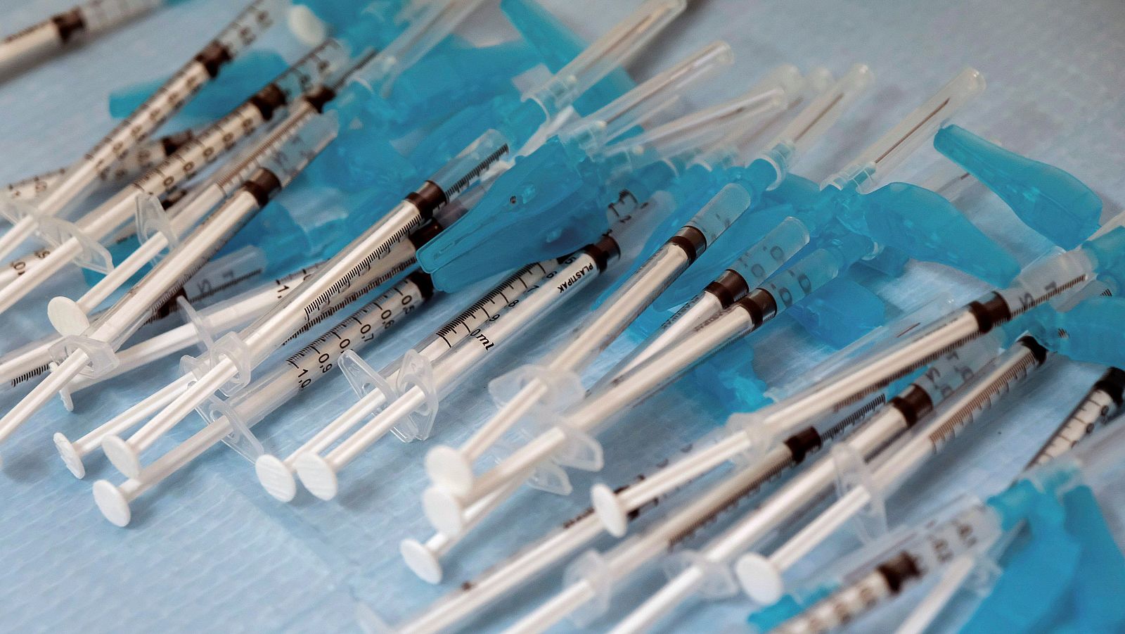Jeringuillas utilizadas para la vacunación contra la COVID en el Hospital de Can Misses de Ibiza.