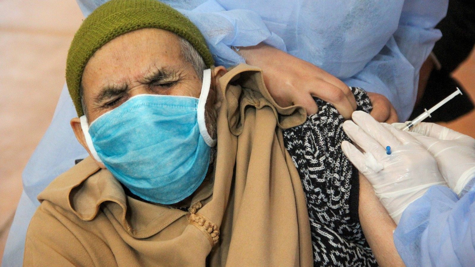 Un anciano recibe la vacuna contra la COVID-19 en Salé, Marruecos