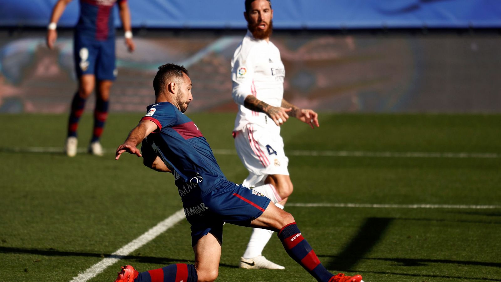 El delantero del Huesca David Ferreiro, en primer término ante el defensa del Real Madrid Sergio Ramos, durante el partido de la primera vuelta