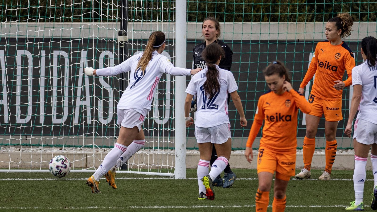 La delantera del Real Madrid femenino, Asllani, celebra un tanto ante el Valencia Féminas