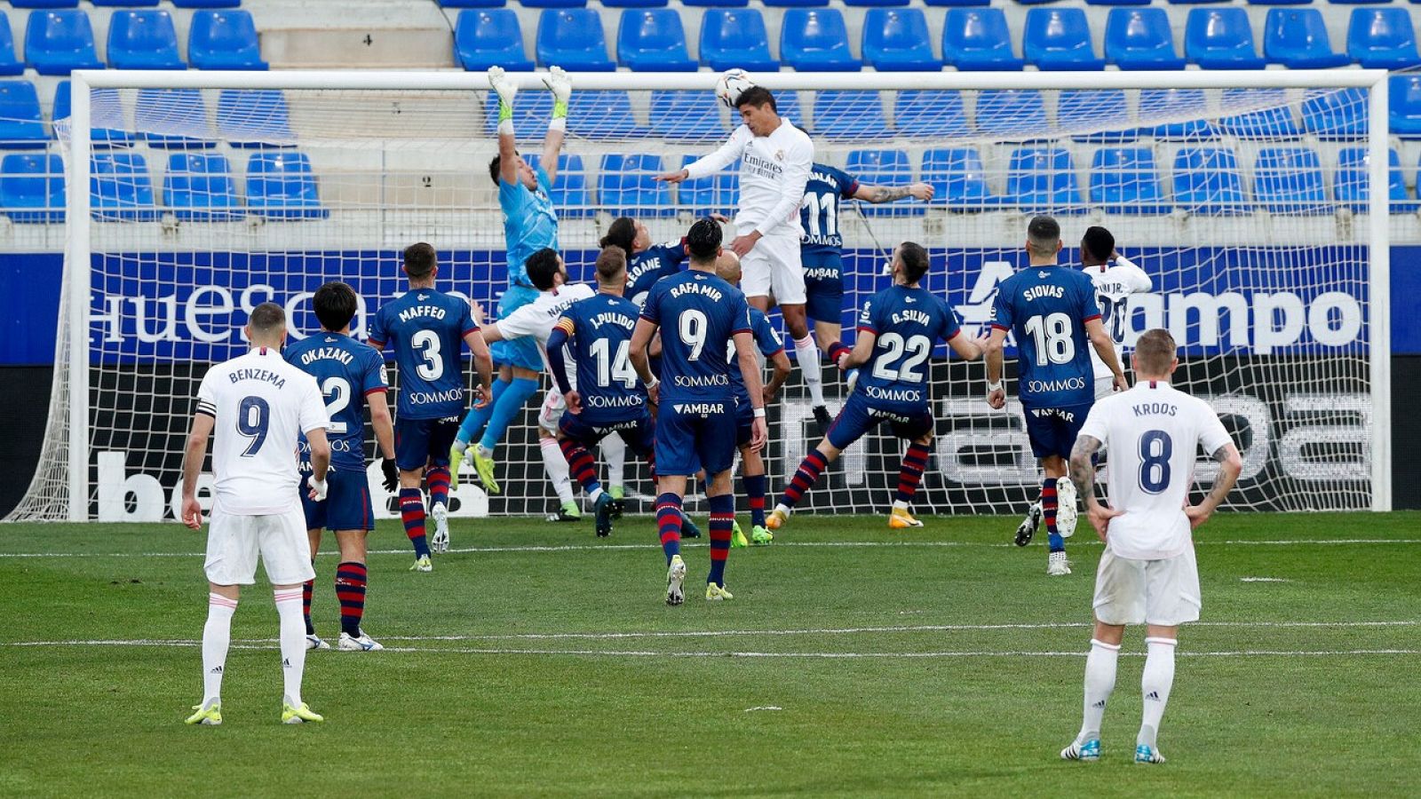 Varane cabecea para anotar su primer gol ante el Huesca.