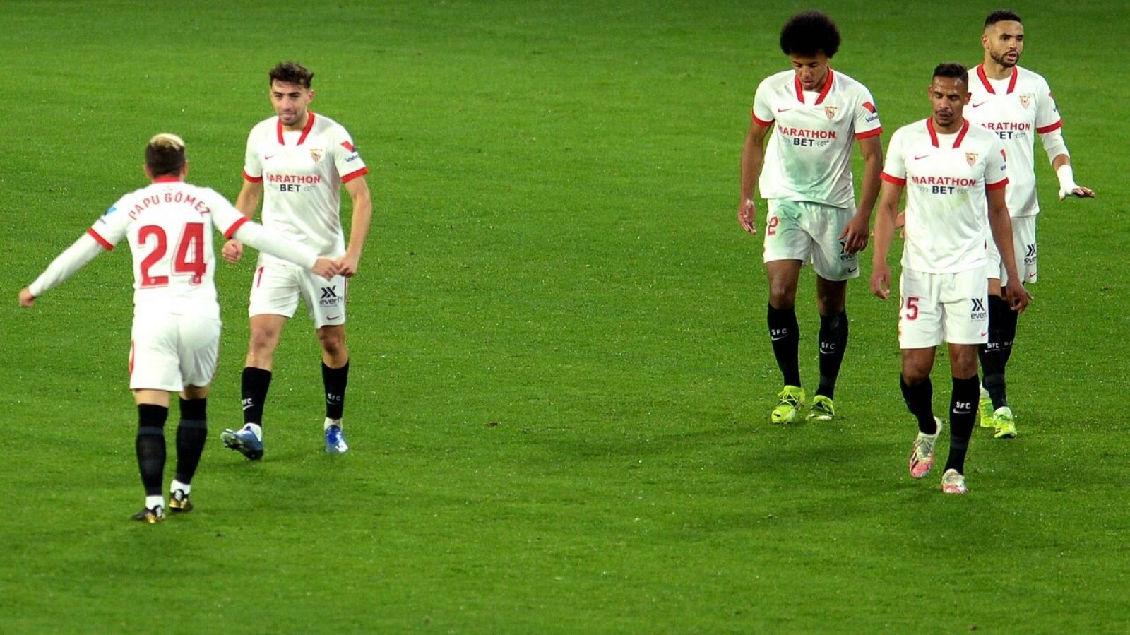 Los jugadores del Sevilla celebran el gol de Munir al Getafe.