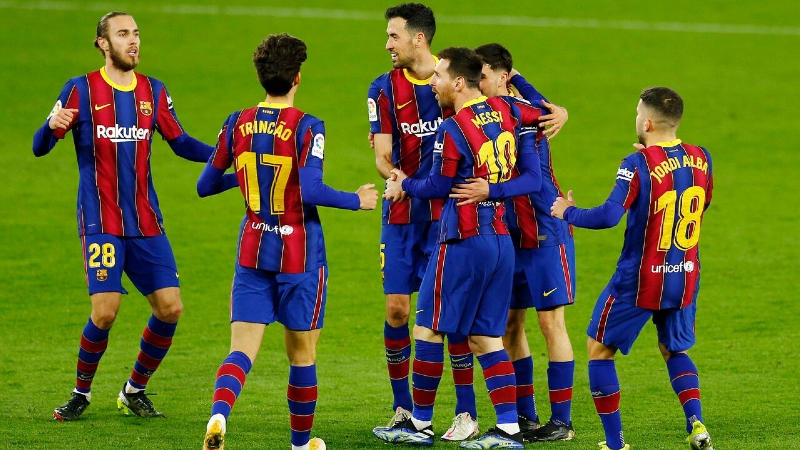Los jugadores del Barça celebran el gol de Messi, el primero ante el Betis.