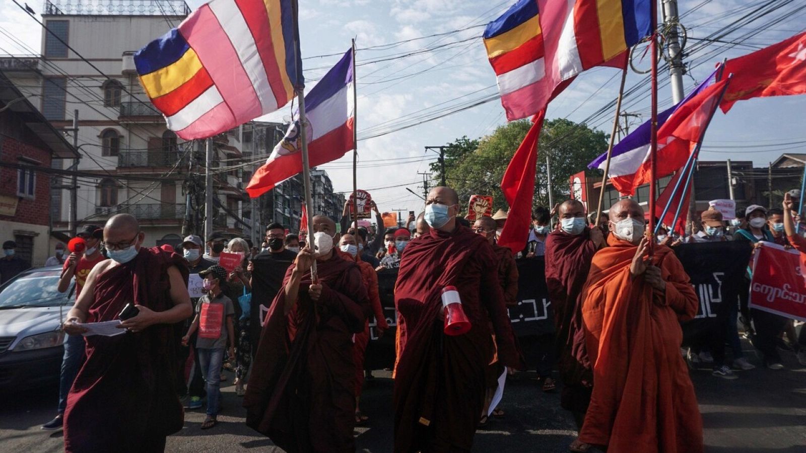 Monjes budistas, en una manifestación contra el golpe de Estado en Rangún