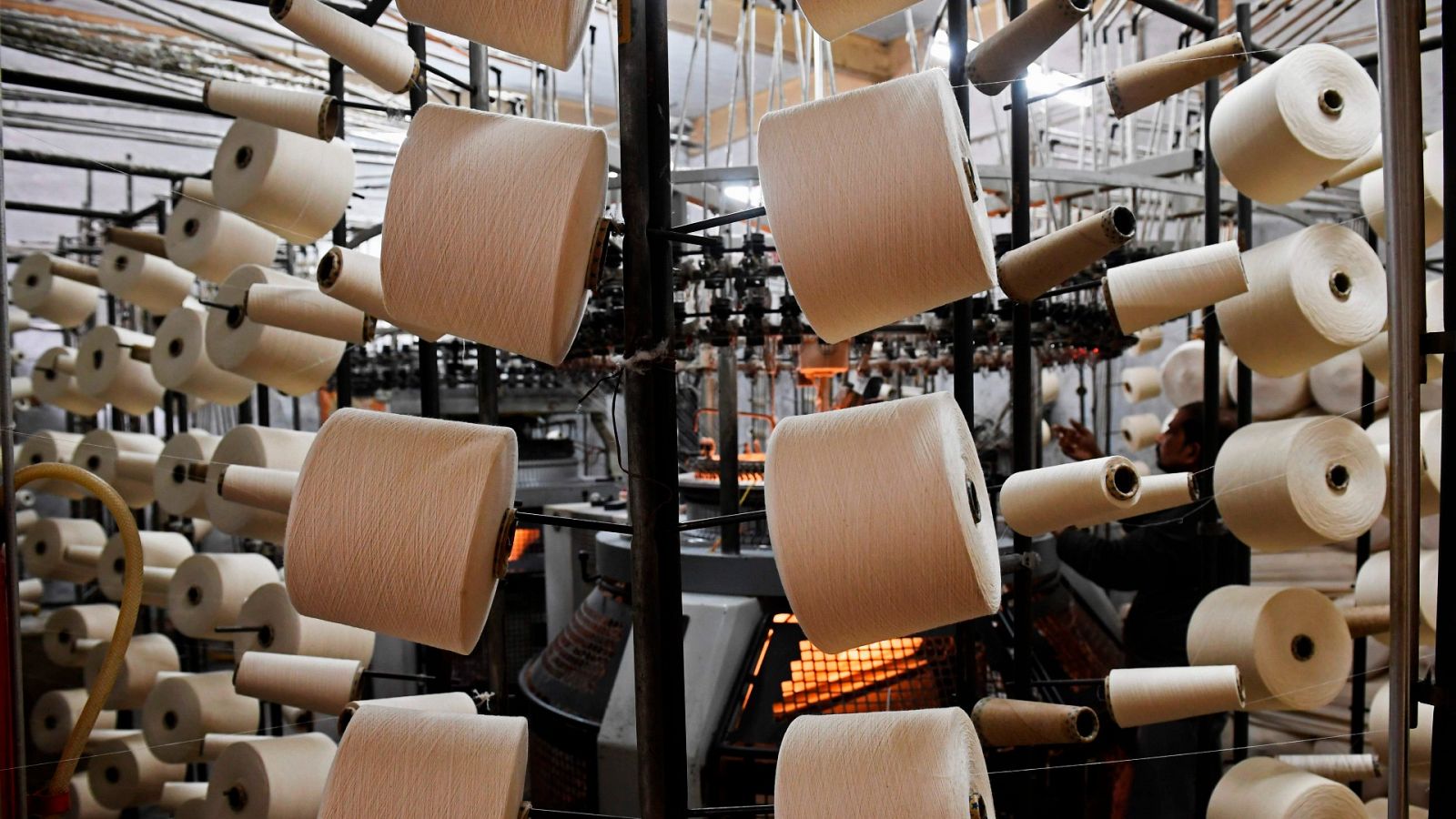 Obrero en una fábrica textil