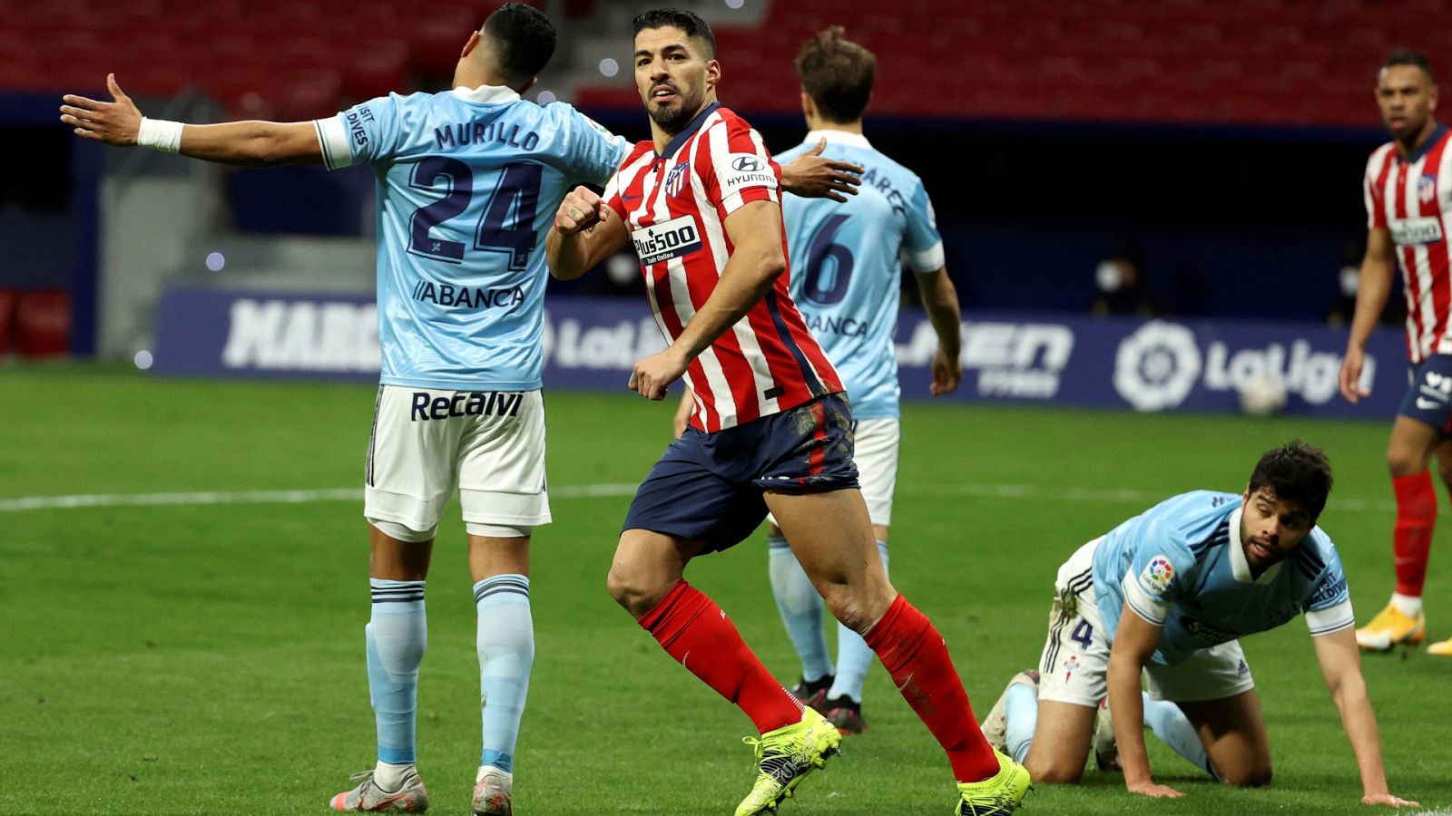 Suárez, en el centro, celebra un gol al Celta