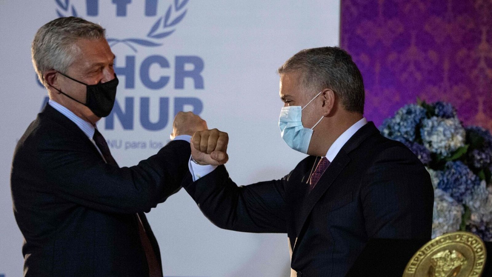 El presidente colombiano Iván Duque (derecha), junto al Alto Comisionado de ACNUR, Filippo Grandi, durante el anuncio de la regularización