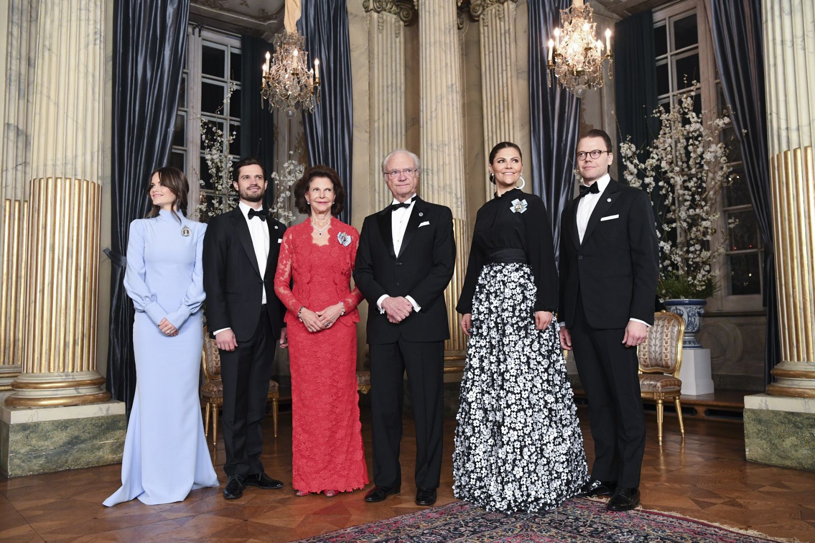 Familia real de Suecia: El príncipe Carlos Felipe, la princesa Sofía, la reina Silvia, el rey Carlos Gustavo, la princesa Victoria y el príncipe Daniel en un evento real en Estocolmo en 2019