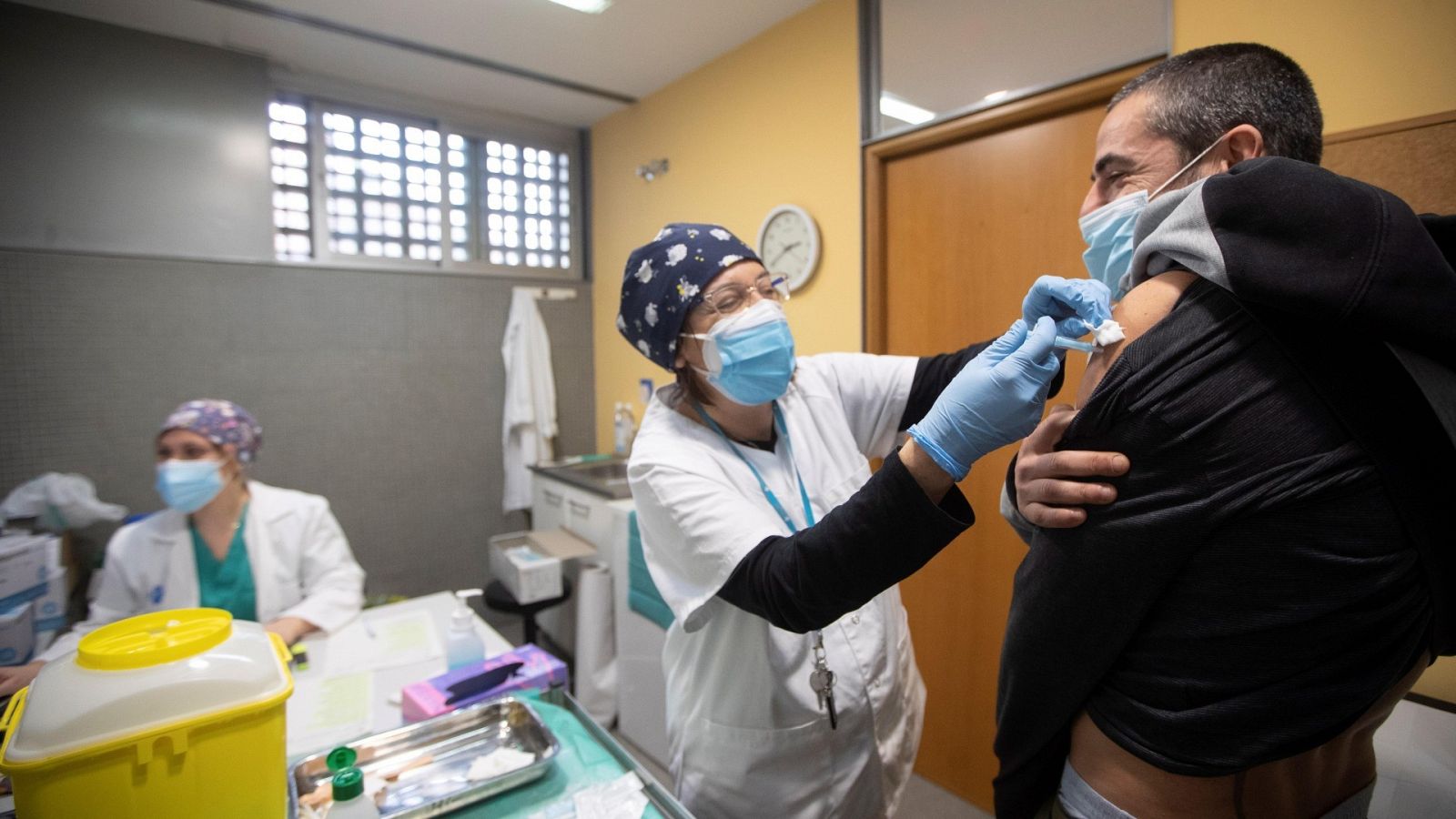 Un profesional sanitario recibe la segunda dosis de la vacuna Pfizer 