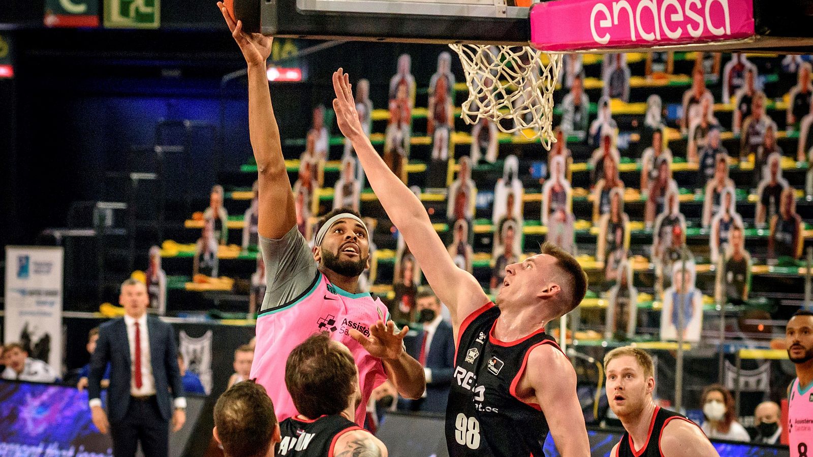 El público de cartón ha sustituido a los aficionados en algunas canchas de la ACB.