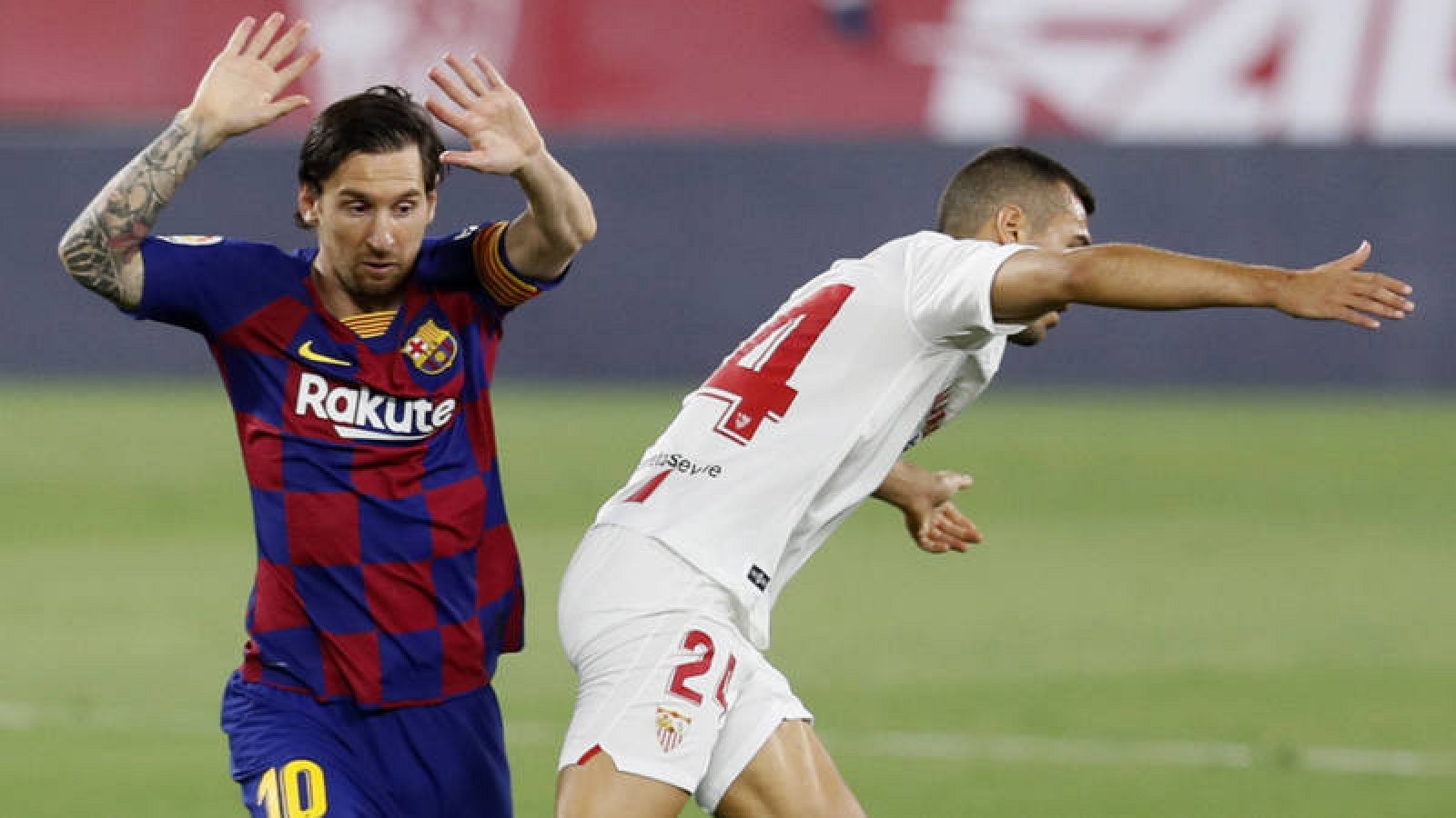 El centrocampista del Sevilla Joan Jordán (d) disputa el balón al delantero del FC Barcelona Leo Messi, durante el encuentro de Liga de la temporada pasada en el Pizjuán