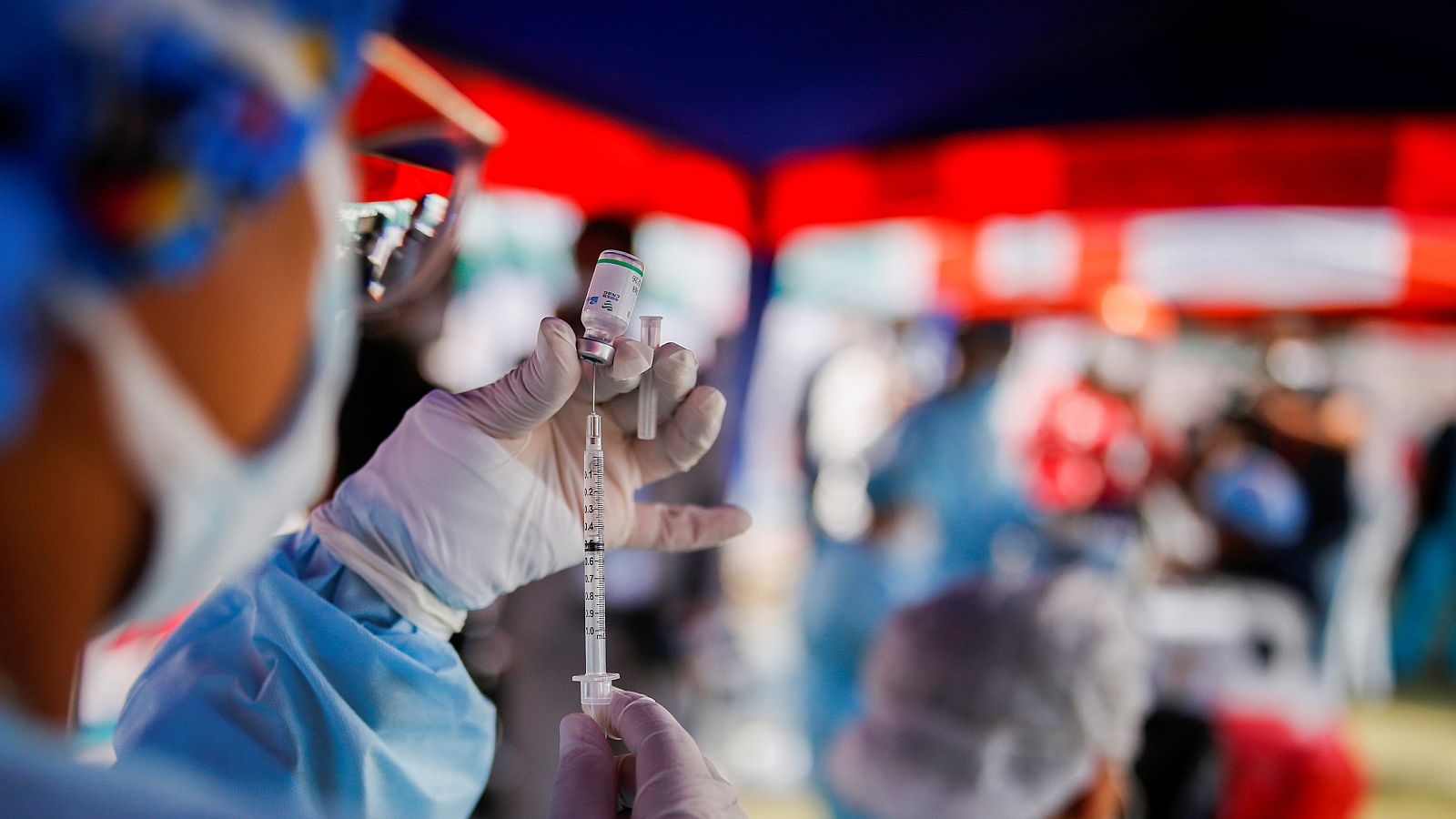 Un trabajador sanitario prepara una dosis vacunal en Lima, Perú.