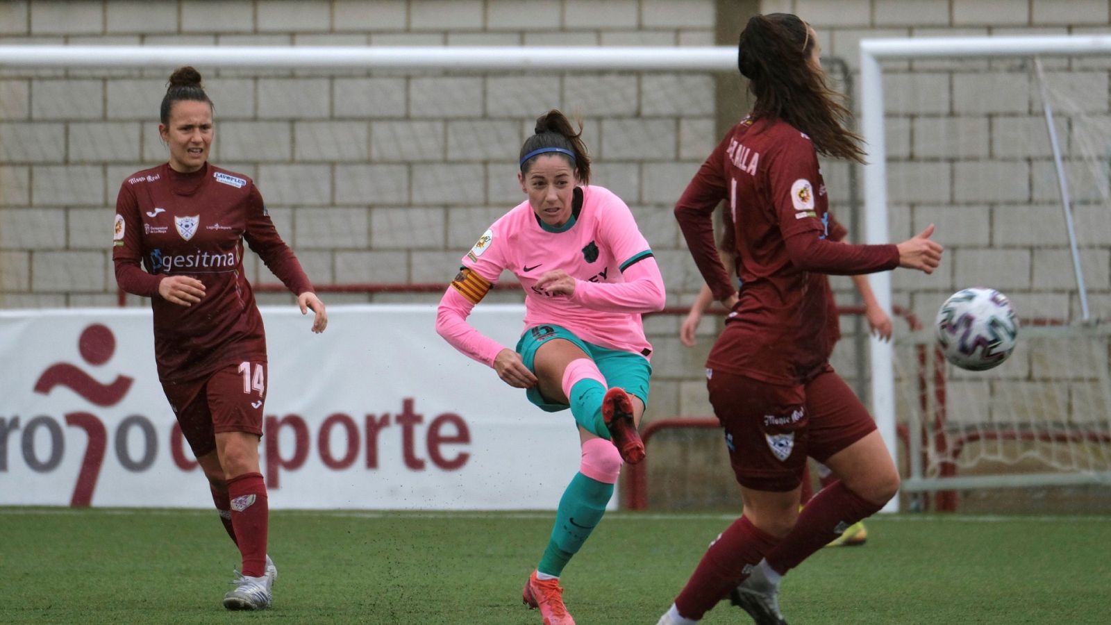 La jugadora del FC Barcelona Vicky Losada (c) chuta el balón ante Ana Velázquez (i), del EDF Logroño Femenino, durante su partido de liga de la jornada 19.