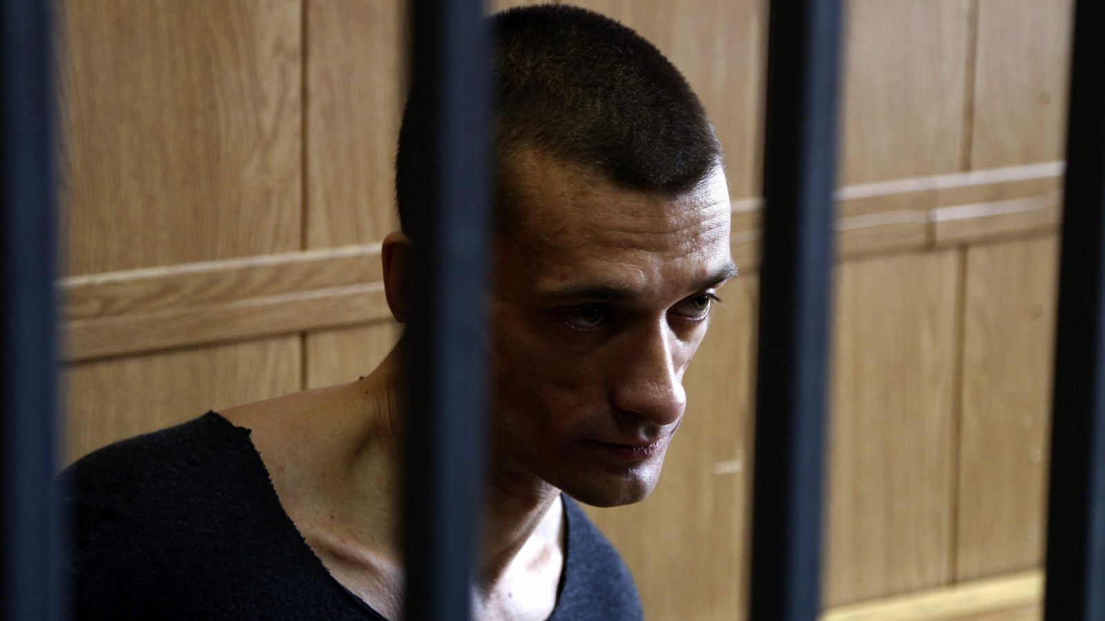 El artista ruso Petr Pavlensky ha sido perseguido por sus manifestaciones en contra de la represión en el país