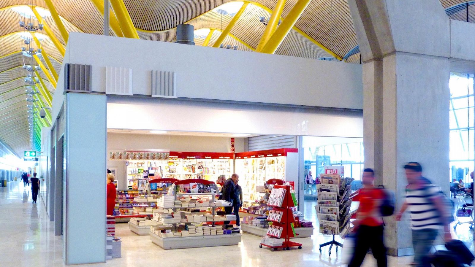 Fotografía de archivo de un local comercial en el Aeropuerto Adolfo Suárez Madrid-Barajas.